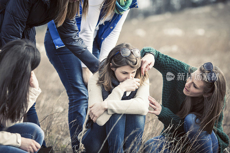 一群女人在安慰她们的朋友