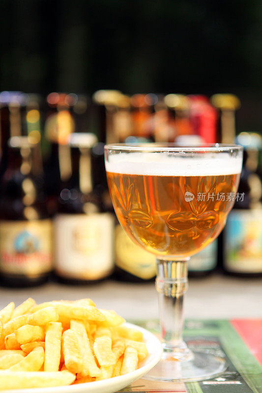 比利时啤酒杯和传统比利时薯条