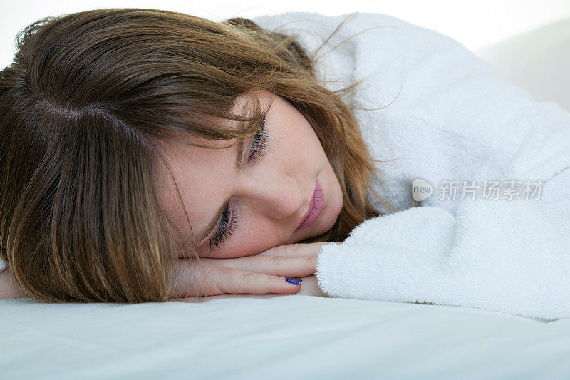 穿浴衣的女人躺在床上