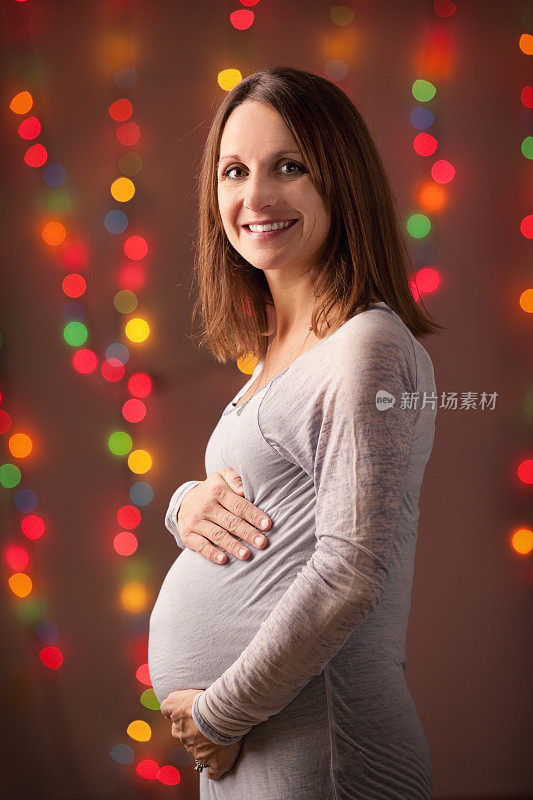 微笑孕妇期待圣诞宝宝