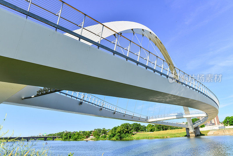 爱荷华州得梅因河上的现代桥