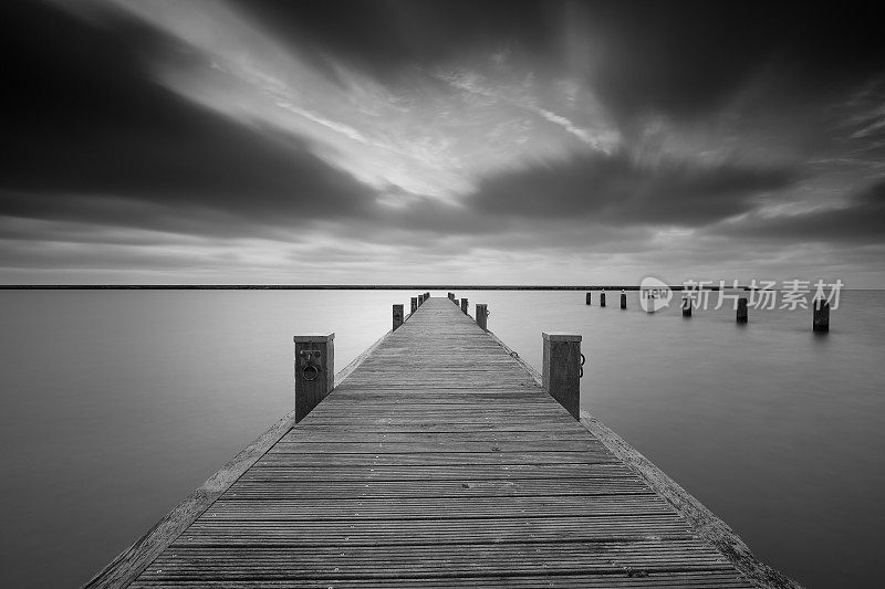 马克米尔湖畔的码头，黑白两色。