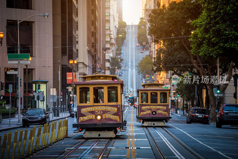 美国加州日出时加州大街上的旧金山缆车
