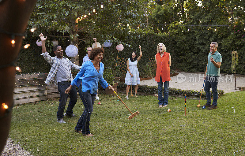 一群成熟的朋友在后院玩槌球