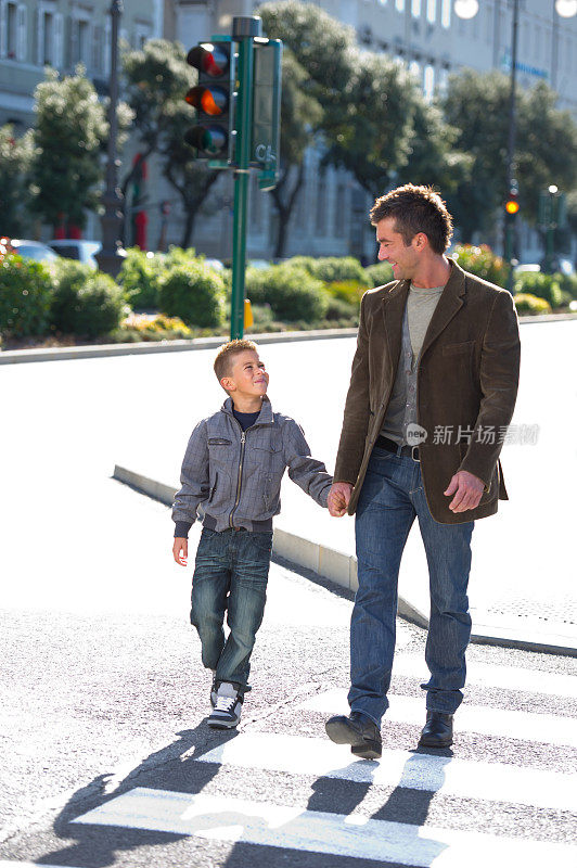 父亲和儿子正在过马路