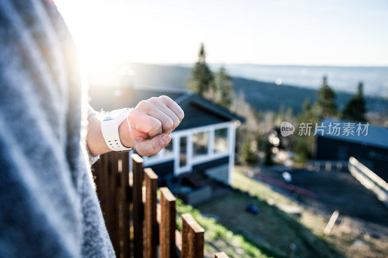 在奥斯陆附近的山上，人们在检查锻炼后的时间