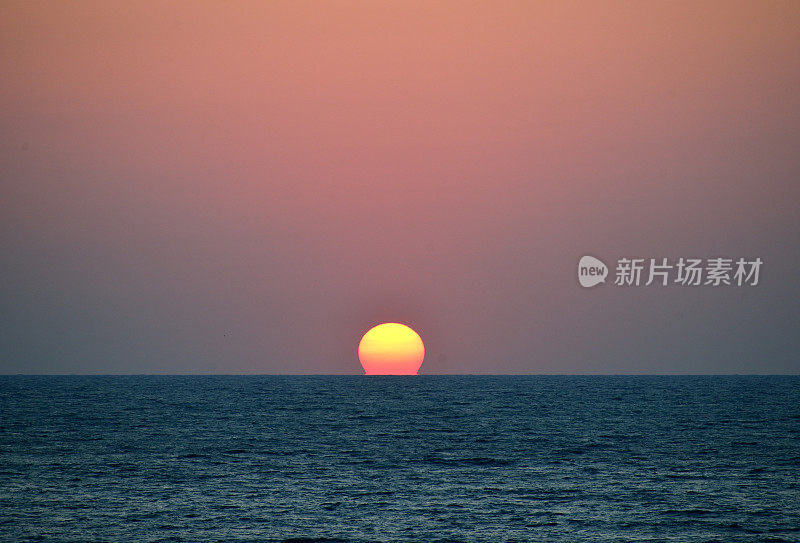 海上日出