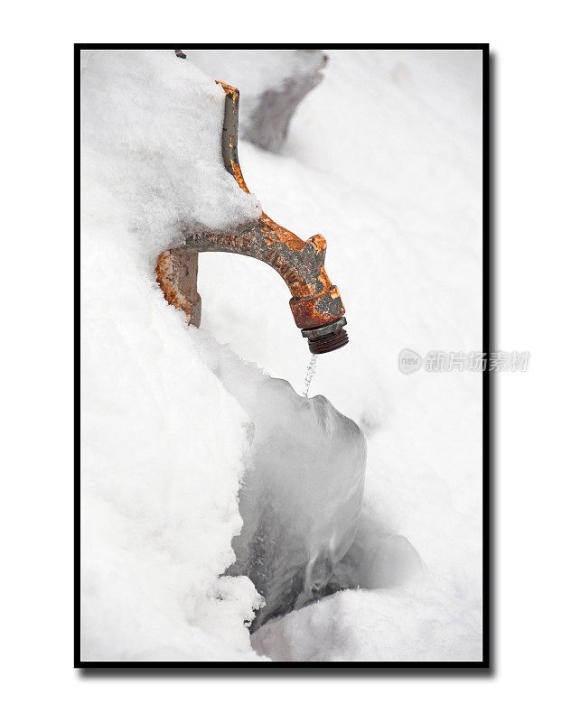 室外水龙头生锈，渗漏到周围的积雪中