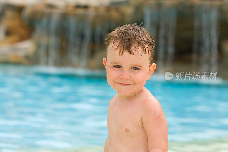 水池里的男婴，瀑布背景