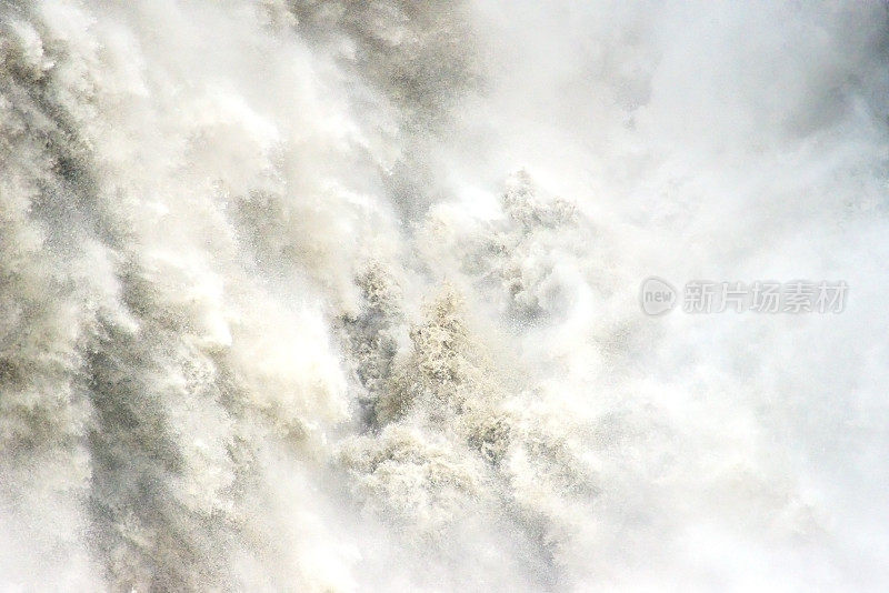 瀑布特写许多水在行动