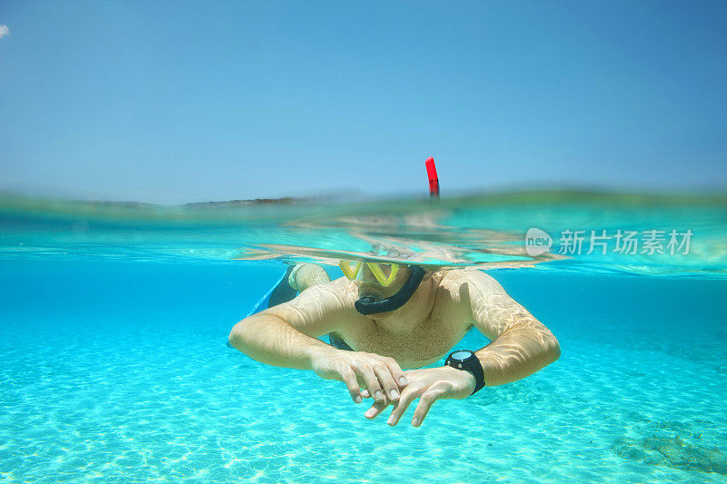 水下潜水冒险青年浮潜半青绿色海水泻湖