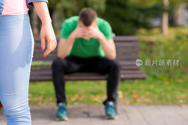 分手的情侣，伤心的男女朋友离开了