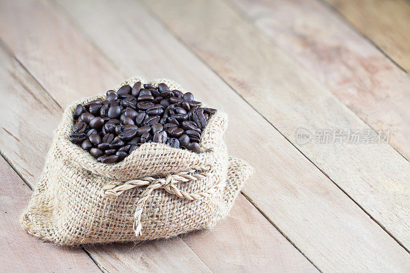 粗麻袋咖啡袋里的咖啡豆