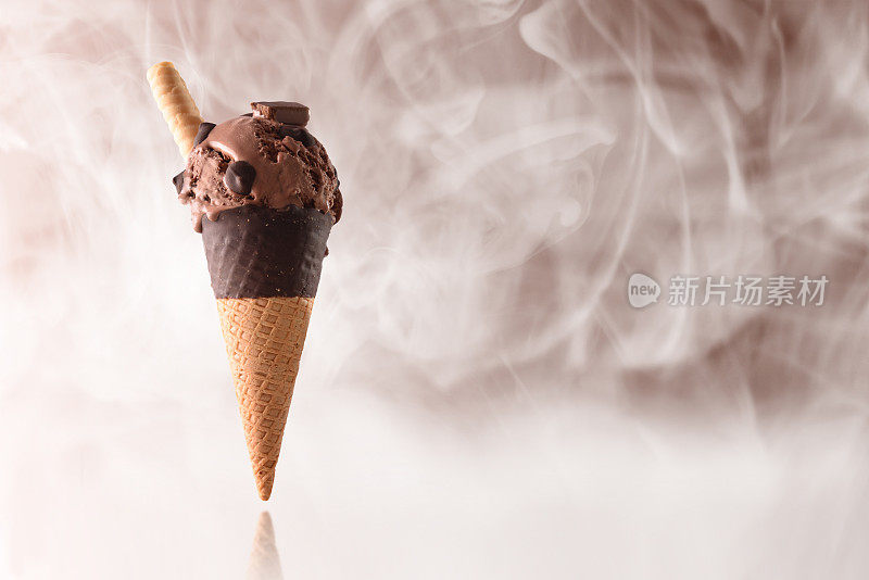 冰淇淋甜筒味的巧克力冷蒸汽
