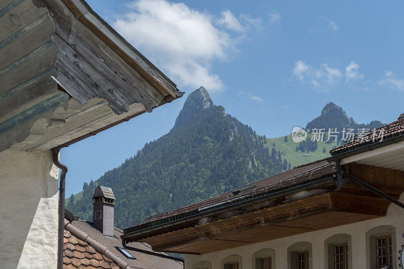 从Gruyères，瑞士的屋顶上可以看到山脉