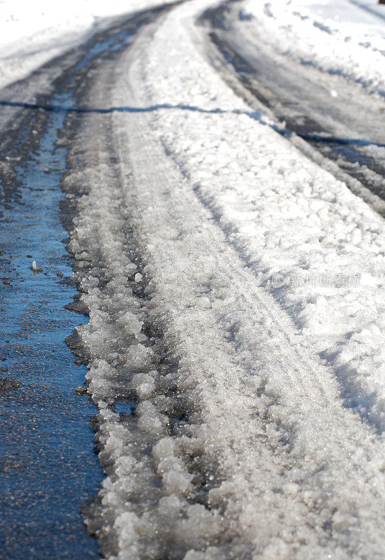 积雪的街道上