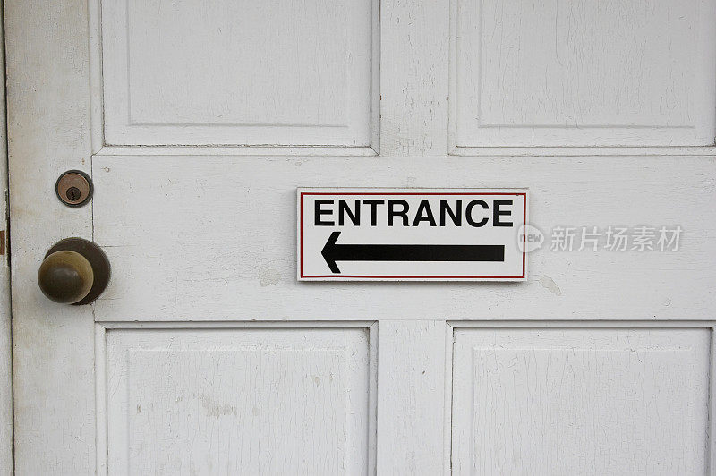 白色门上的入口标志