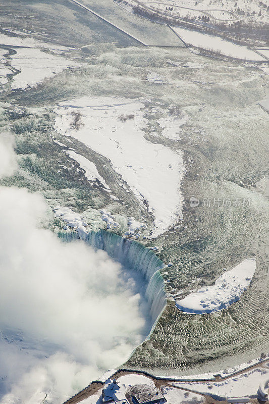 冰冻的尼亚加拉瀑布鸟瞰图