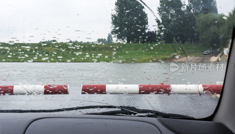 在雨中从副驾驶位置渡海