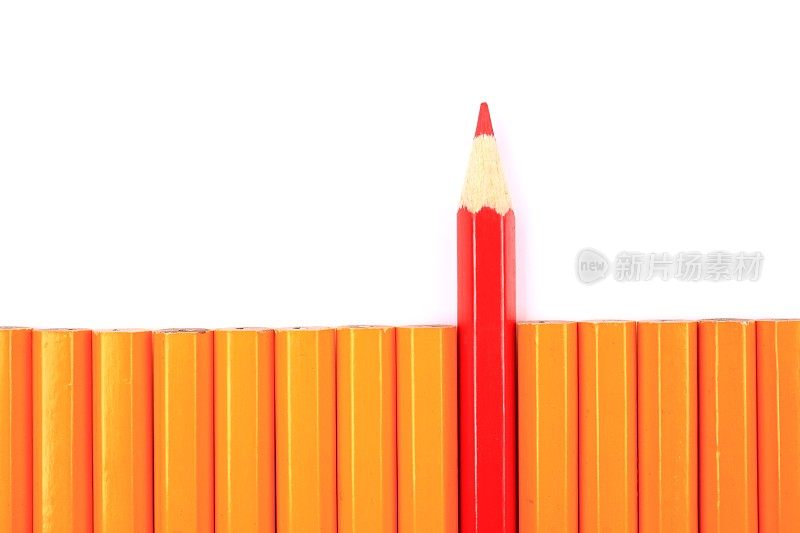 红铅笔从人群中脱颖而出