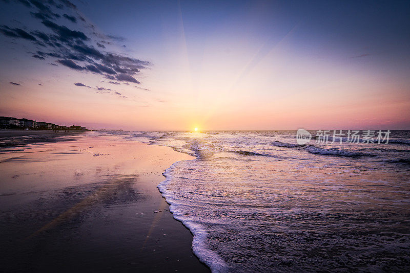 色彩缤纷的海滩日出或日落沿海岸