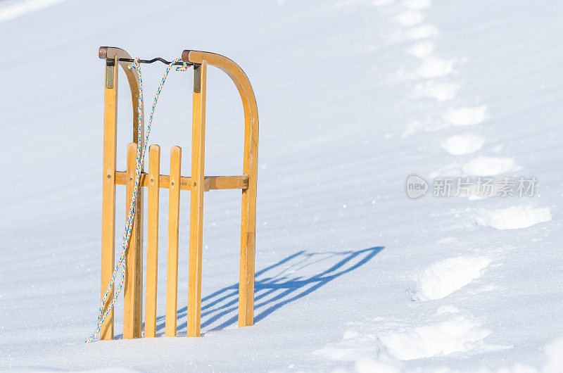 雪橇上有脚印