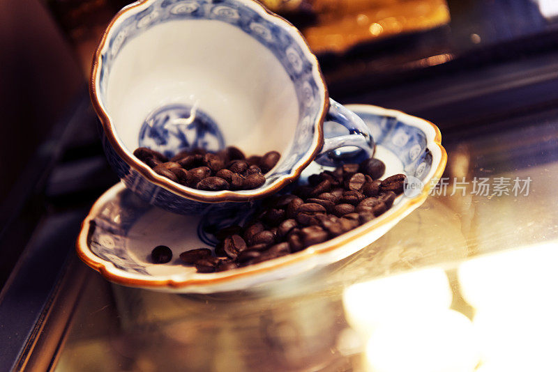 瓷碗和瓷盘里的咖啡豆