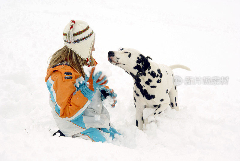 孩子在雪地里和她的狗发脾气