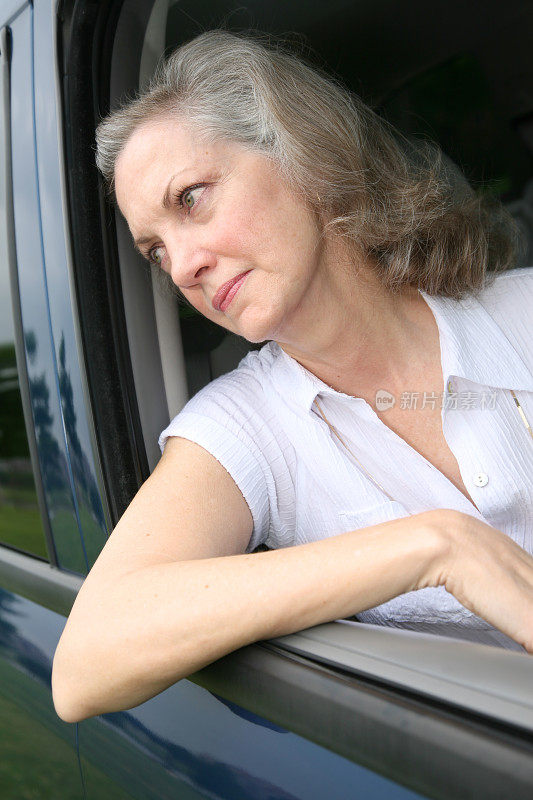 在车里等着的抑郁的老年妇女