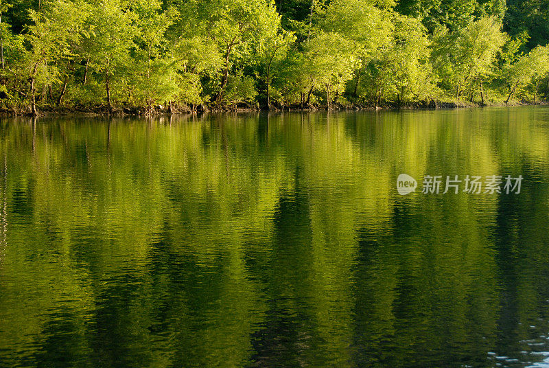 河反射背景