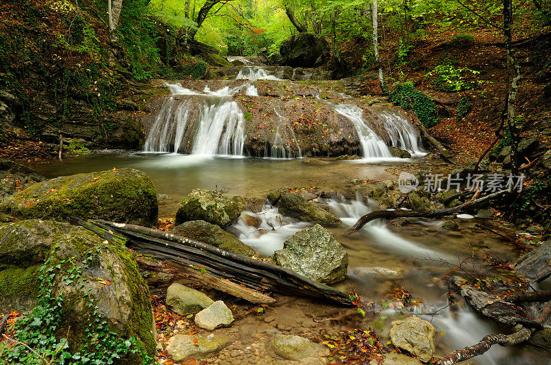 秋天森林里湍急的山涧