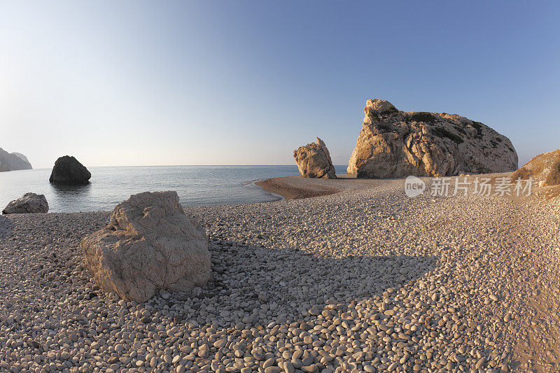 塞浦路斯阿芙罗狄蒂海滩清晨的阳光中，金色的卵石在晃动