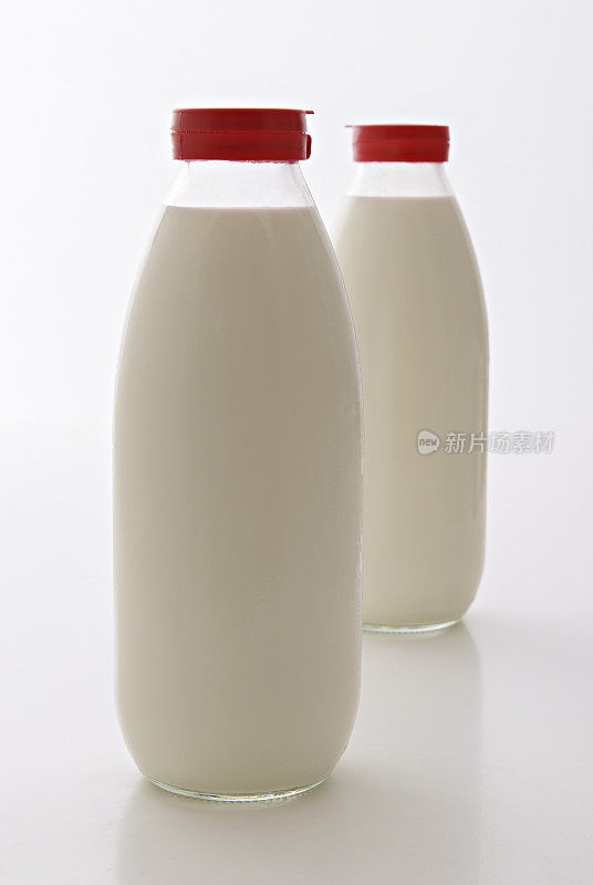 两个牛奶瓶
