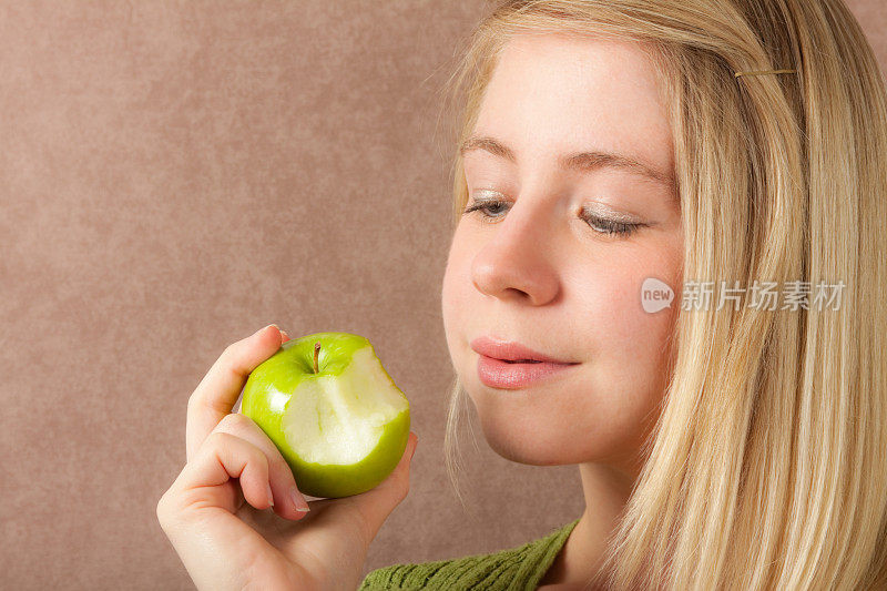 女人看着吃了一半的苹果