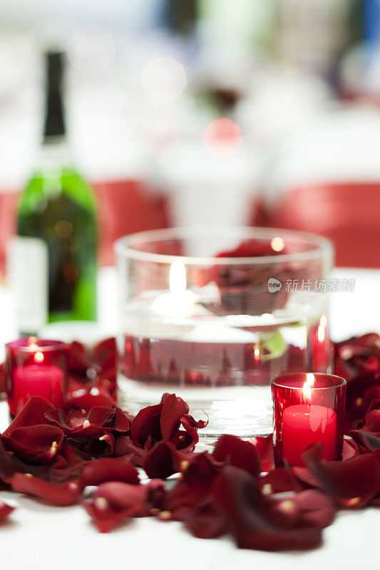 美丽的婚礼餐桌设置花瓶，蜡烛，花瓣:复制空间