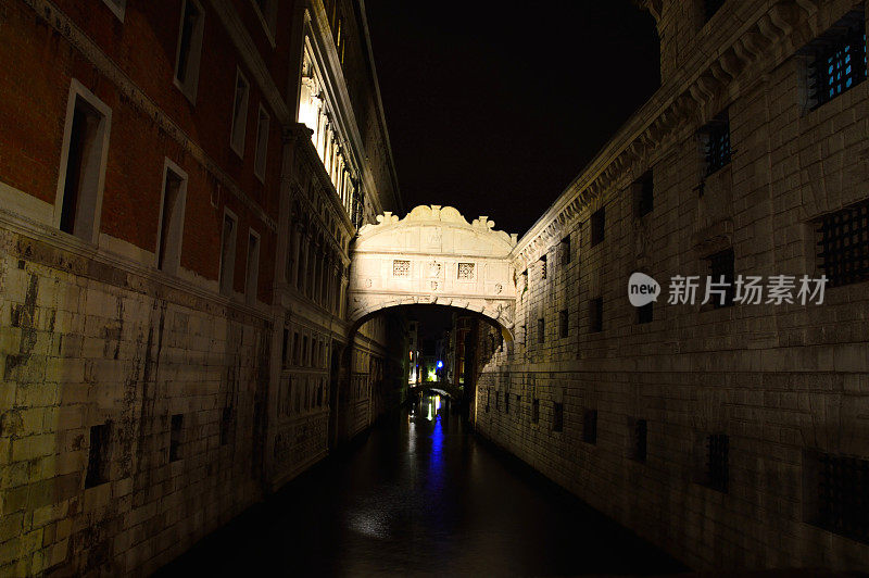 意大利威尼斯的运河和桥梁夜景