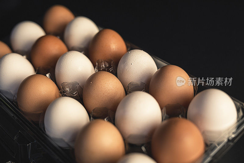 棕色和白色的新鲜鸡蛋