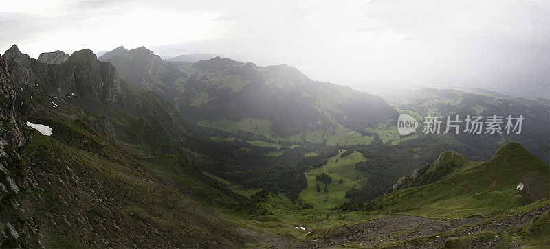 彼拉多山的全景