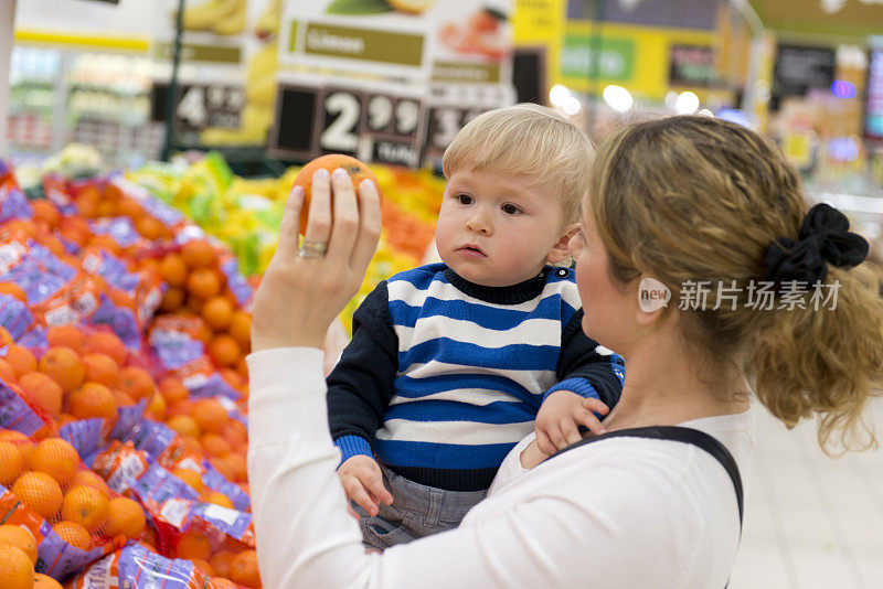 母亲和儿子在超市里