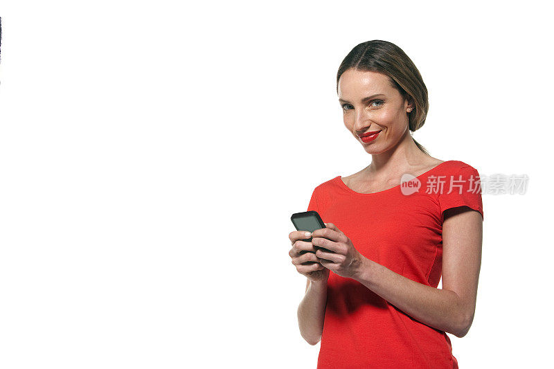 一个女人使用智能手机的肖像