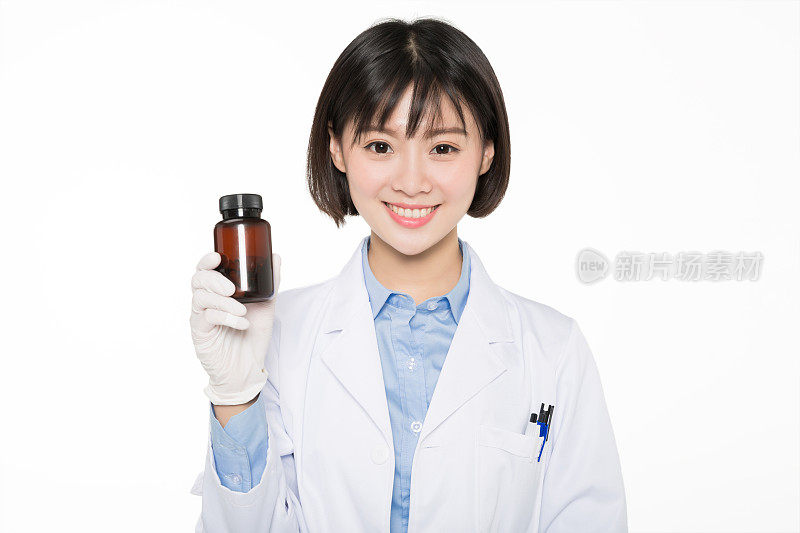 一个穿着实验服，拿着药瓶的女人