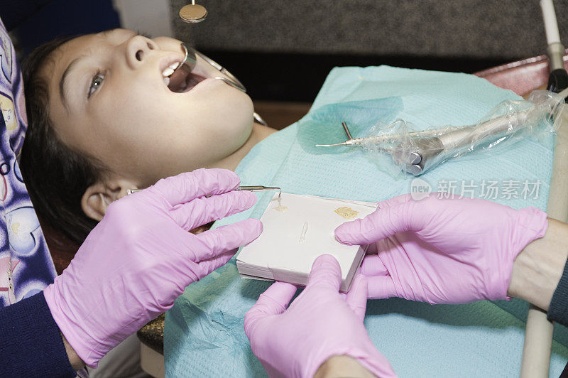 孩子去看牙医