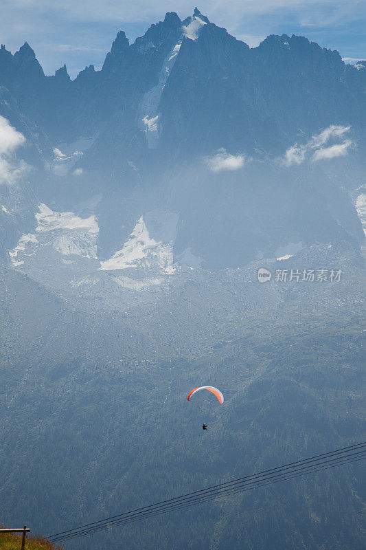 一架滑翔伞在法国夏蒙尼上空飞行
