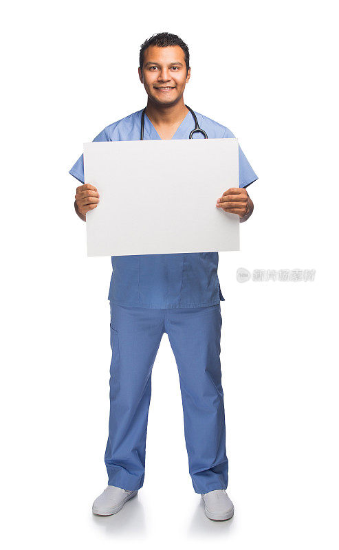 年轻的护士举着牌子在前面