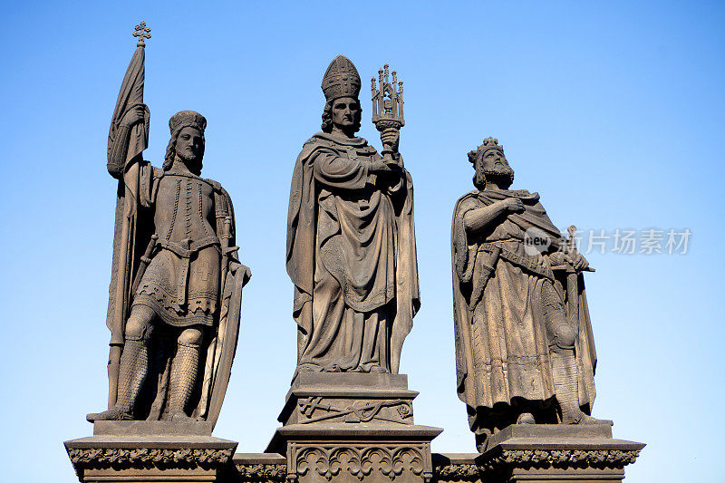 布拉格查尔斯桥上的圣徒雕像