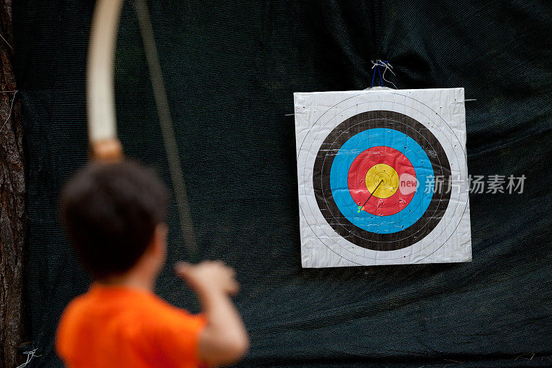 小弓箭手拿着弓、箭和靶