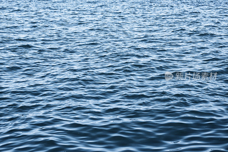 风大浪急的海面