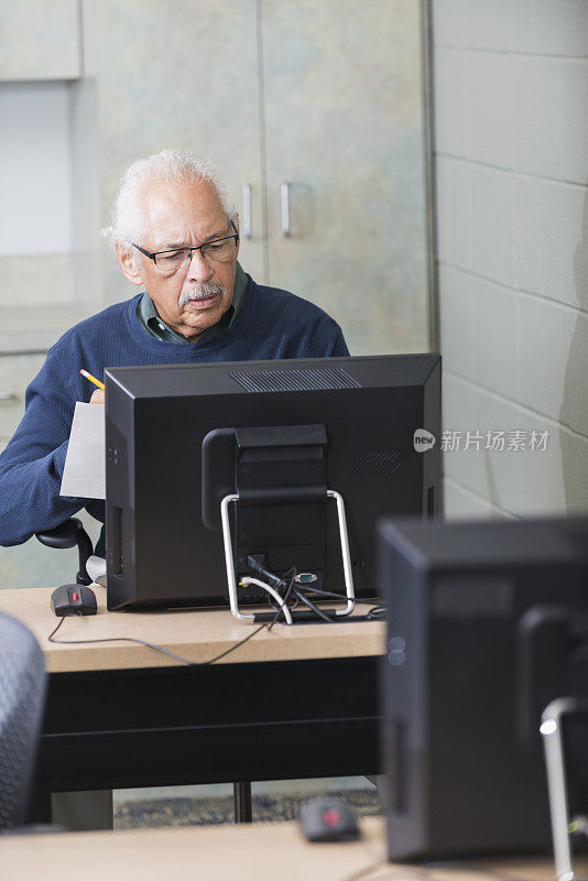 西班牙裔老人在用电脑