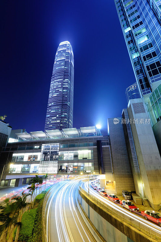 香港市内夜间的交通状况