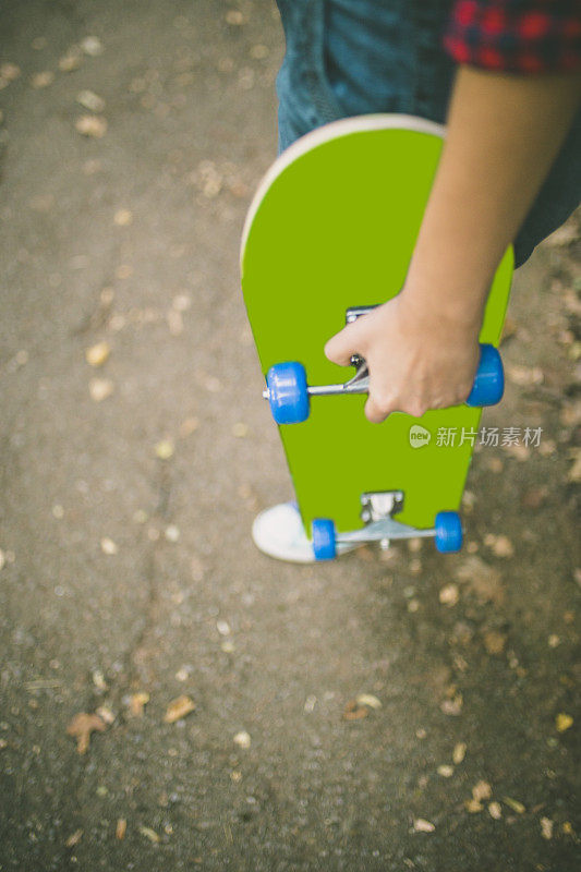 玩滑板的年轻女士